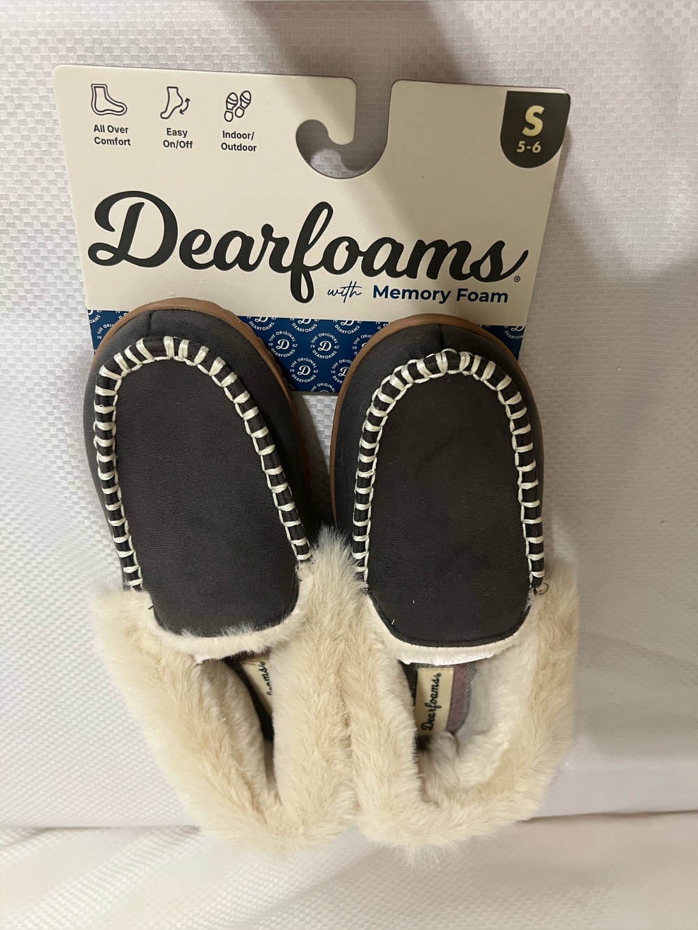 NEW DEARFOAMS memory foam slippers size: small (5-6)